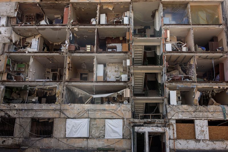 &copy; Reuters. Foto del viernes de un edificio de departamentos dañado en Járkov
Abril 15, 2022. REUTERS/Alkis Konstantinidis