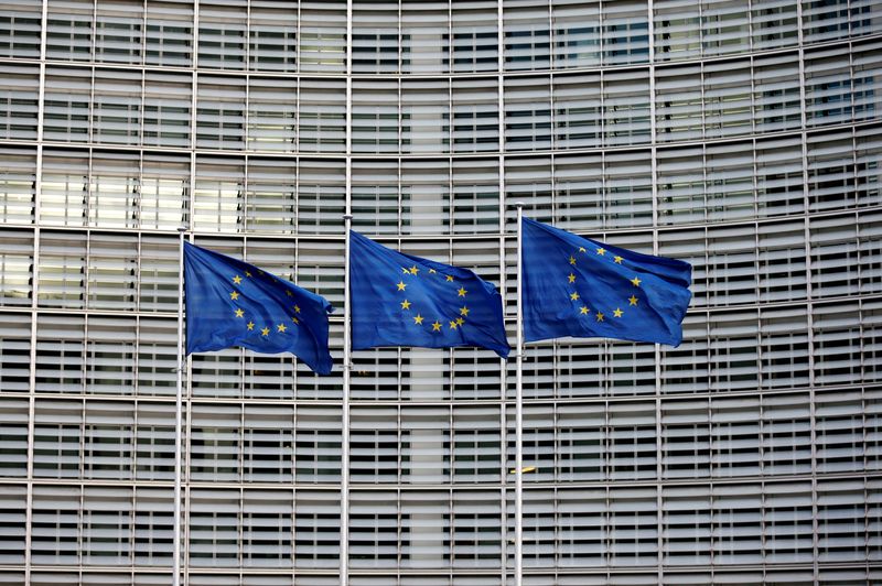 &copy; Reuters. Imagen de archivo de banderas de la Unión Europea ondeando afuera de la sede de la Comisión Europea en Bruselas, Bélgica. 18 de enero, 2018. REUTERS/Francois Lenoir