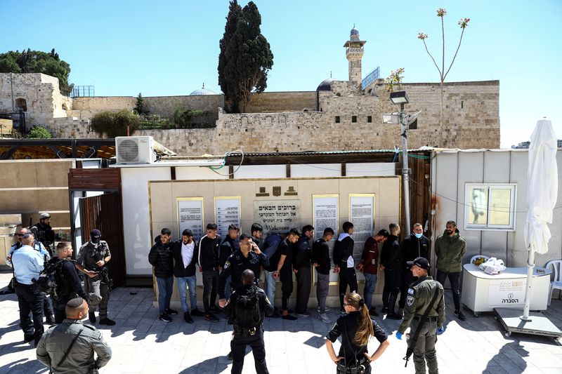 &copy; Reuters. أفراد من قوات الأمن الإسرائيلية يقبضون على فلسطينيين بعد اشتباكات في ساحات المسجد الأقصى بالقدس يوم الجمعة. تصوير: رونن زفولن - رويترز. 
