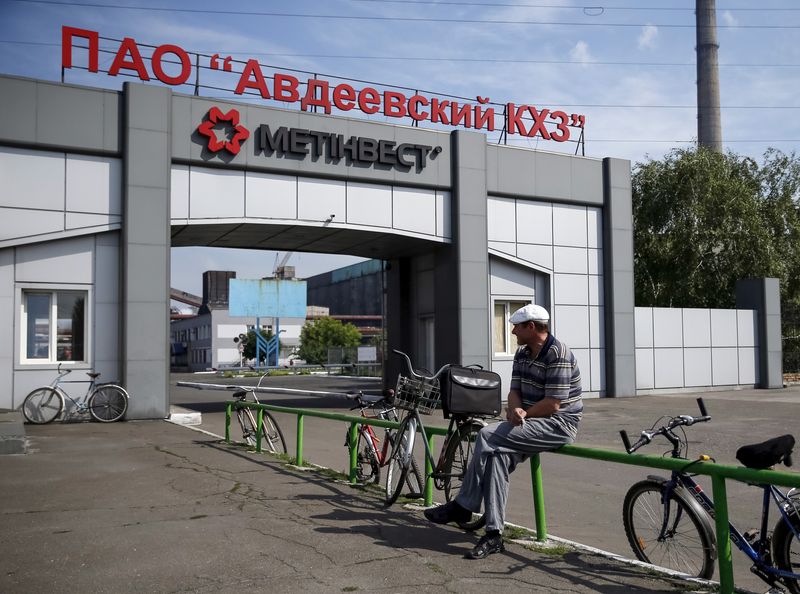 &copy; Reuters. Um trabalhador está sentado perto de uma usina de coque na cidade de Avdiyivka, perto de Donetsk, leste da Ucrânia. A usina de coque Avdiyivka, de propriedade do grupo Metinvest, é uma das maiores da Europa e fornece o combustível para a indústria si