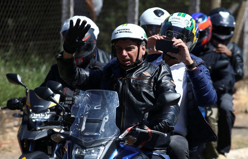 &copy; Reuters. El presidente brasileño, Jair Bolsonaro, durante un mitin con motoviclistas en Americana, Sao Paulo, Brasil. Abril 15, 2022. REUTERS/Carla Carniel