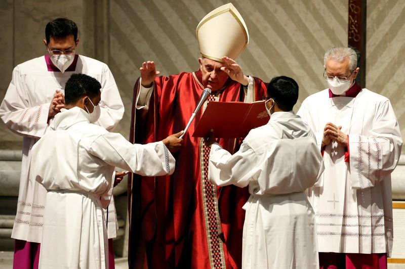 &copy; Reuters. Papa Francisco lidera o culto da Paixão do Senhor na Sexta-feira Santa no Vaticano. 15 de abril de 2022. REUTERS/Remo Casilli