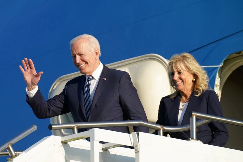 &copy; Reuters. FILE PHOTO: U.S. President Joe Biden and first lady Jill Biden disembark from Air Force One as they arrive at RAF Mildenhall ahead of the G7 Summit, near Mildenhall, Britain June 9, 2021. REUTERS/Kevin Lamarque