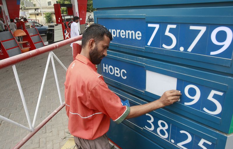 حكومة باكستان الجديدة تقرر عدم التراجع عن دعم الوقود والطاقة