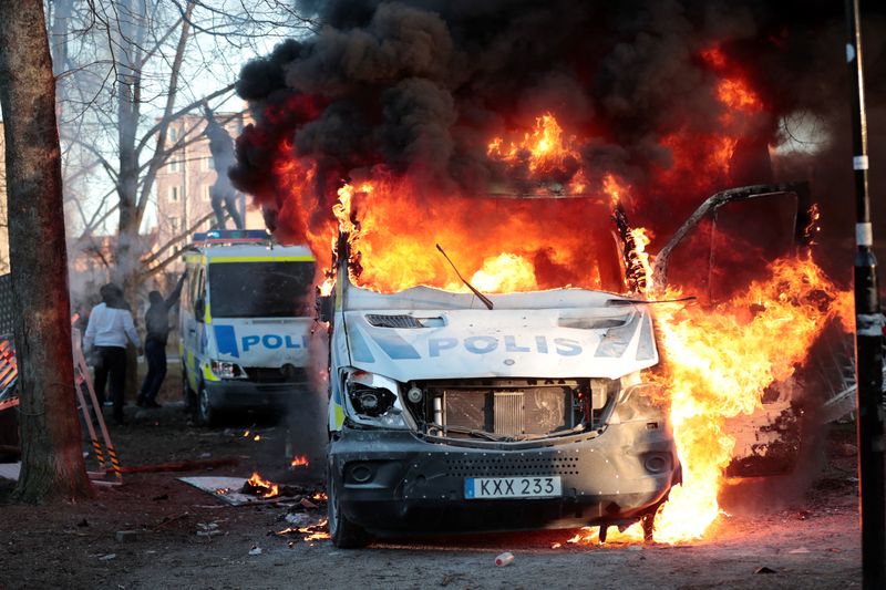 &copy; Reuters. متظاهرون يضرمون النار في حافلة للشرطة قبل مظاهرة خطط لها السياسي الدنماركي راسموس بالودان وحزبه في حديقة في مدينة أوريبرو بالسويد يوم الجم