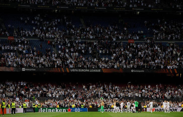 &copy; Reuters. 　サッカーのスペイン１部、バルセロナのジョアン・ラポルタ会長が、ホームで行われたＥＬのアイントラハト・フランクフルト戦で予定の約６倍のアウェーファンがスタジアムで観戦した