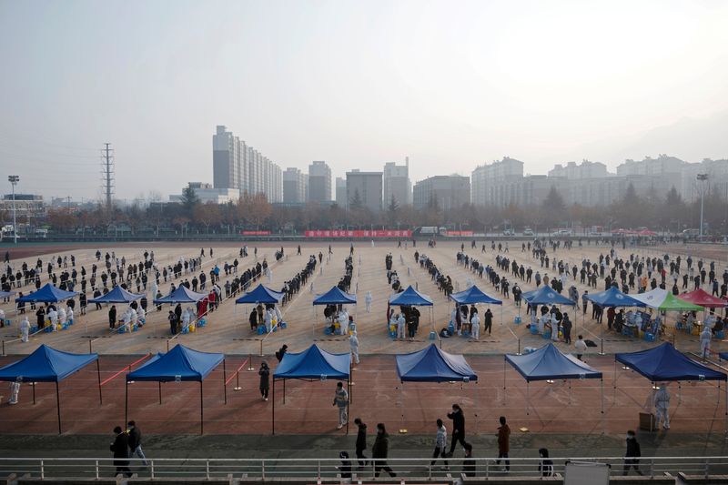 &copy; Reuters. 中国北西部の西安市当局は１５日、新型コロナウイルスの感染増加を受け、４月１６─１９日に部分的なロックダウン（都市封鎖）を行うと発表した。写真は１月２日、陝西省西安市で撮影