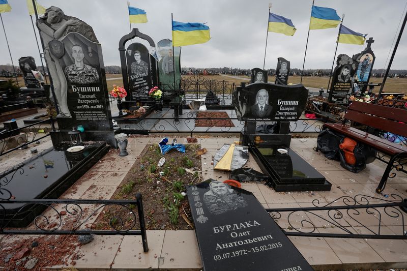 &copy; Reuters. FILE PHOTO: Graves of Ukrainian soldiers killed during Joint Forces Operation in the country's eastern regions are seen damaged, as local orthodox priest says, by a shell of Russian tank, as Russia's attack on Ukraine continues, at a cemetery in Chernihiv