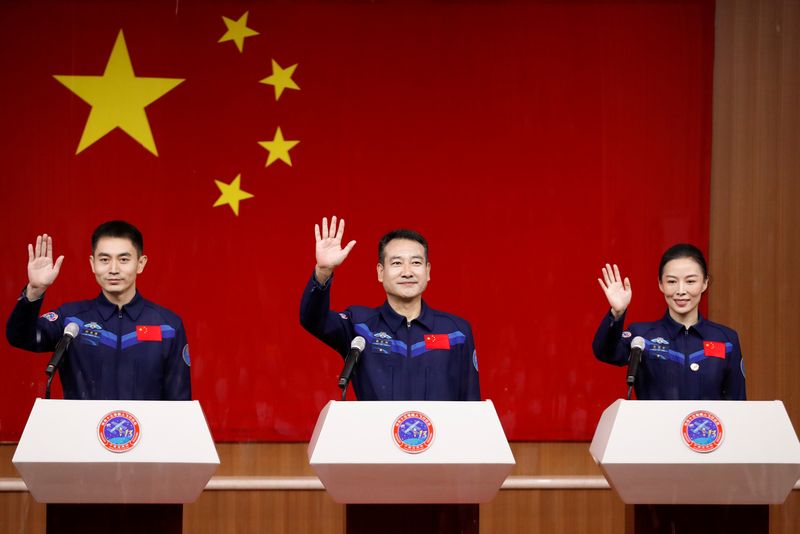 Retour de trois astronautes après le plus long séjour de la Chine dans l'espace