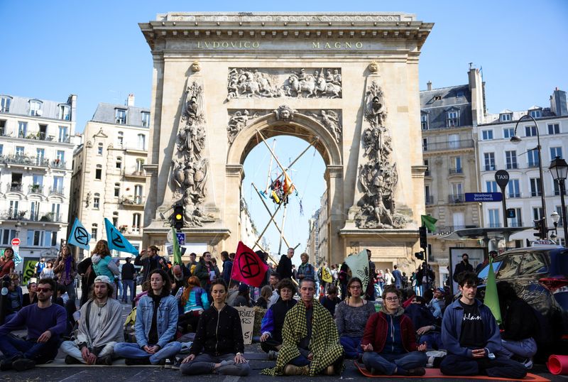 &copy; Reuters. Activists from Extinction Rebellion occupy the Porte Saint Denis, as part of an action to demand ecological and social justice ahead of the second round of the 2022 presidential election, in Paris, France, April 16, 2022. REUTERS/Sarah Meyssonnier