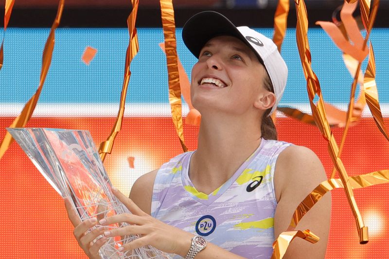 &copy; Reuters. البولندية إيجا شيانتيك تحتفل بفوزها في نهائي فردي السيدات في بطولة ميامي المفتوحة على ملعب هارد روك في فلوريدا بالولايات المتحدة في الثاني 
