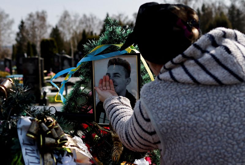 Ukrainians brave Russian-mined cemetery to mourn the dead