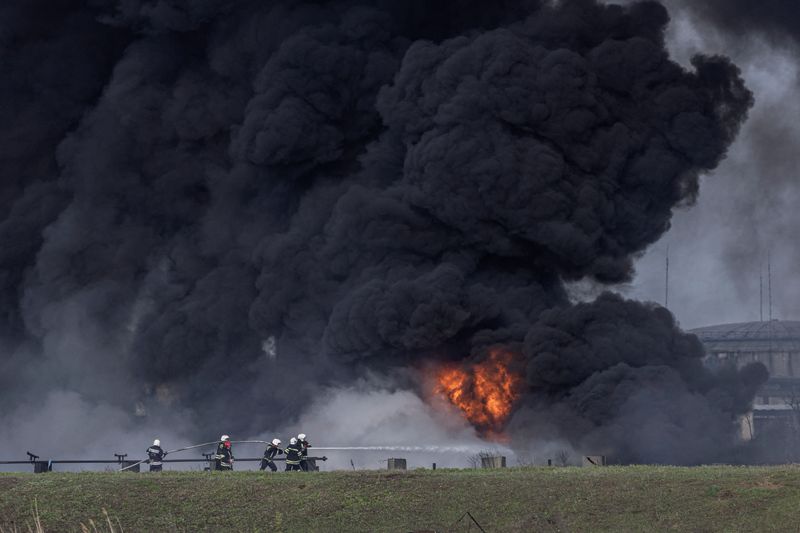 © Reuters. Firefighters work to put out a fire at Lysychansk Oil Refinery after if was hit by a missile at Lysychansk, Luhansk region, Ukraine, April 16, 2022. REUTERS/Marko Djurica      