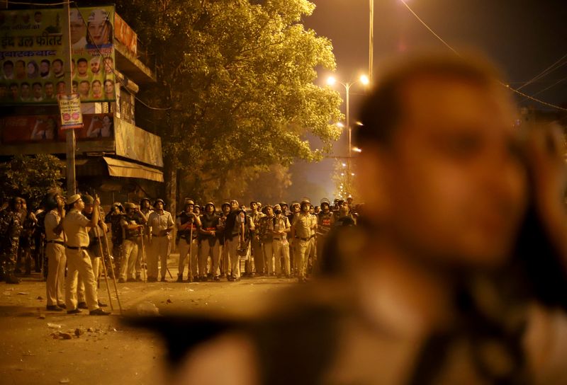 © Reuters. Police personnel stand guard after clashes broke out during a Hindu religious procession in Jahangirpuri area of New Delhi, India, April 16, 2022. REUTERS/Stringer