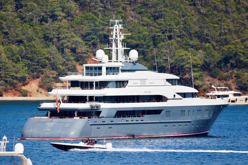 © Reuters. Clio, a yacht linked to Russian aluminum tycoon Oleg Deripaska, is pictured in Gocek Bay off southwestern resort of Gocek, Turkey April 16, 2022. REUTERS/Yoruk Isik