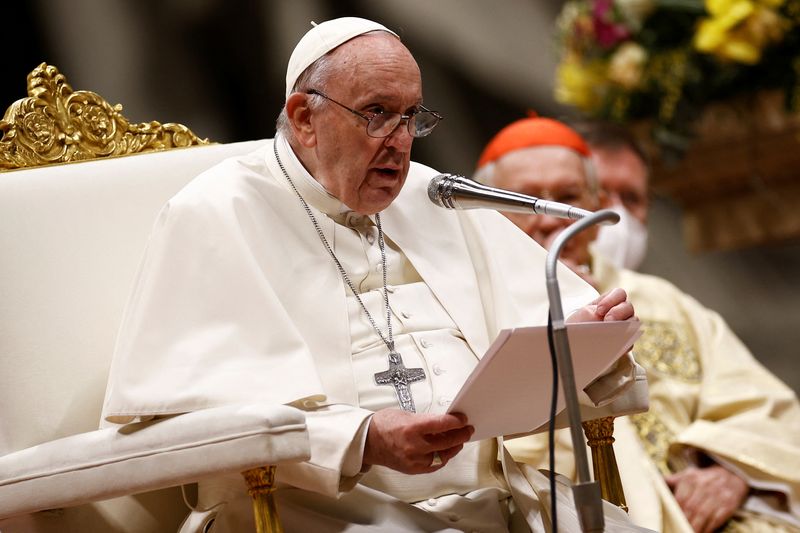 &copy; Reuters. El papa Francisco habla mientras asiste a la Vigilia de Pascua en la Basílica de San Pedro en El Vaticano. 16 de abril, 2022. REUTERS/Guglielmo Mangiapane
