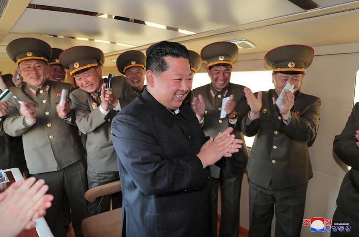 &copy; Reuters. 　北朝鮮の朝鮮中央通信（ＫＣＮＡ）は１７日、核戦力強化を目的とした新型戦術誘導兵器の発射実験を、金正恩朝鮮労働党総書（写真中央）記立ち会いの下で実施したと報じた。写真はＫ