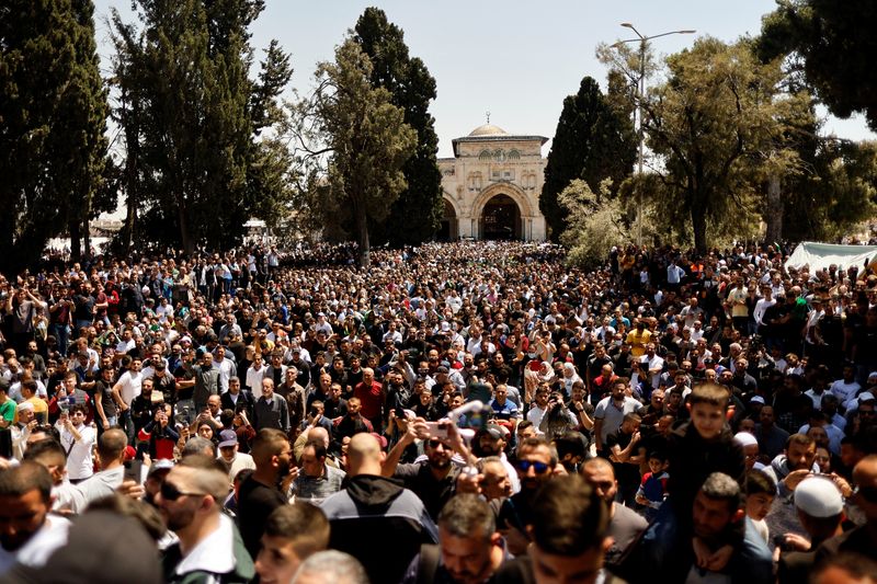© Reuters. فلسطينيون يتجمعون في مجمع المسجد الأقصى في أعقاب اشتباكات قوات إسرائيلية في القدس يوم الجمعة. تصوير: عمار عوض - رويترز
