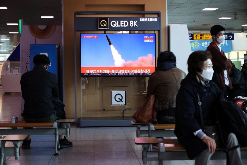 © Reuters. أشخاص يشاهدون تلفازا يعرض تقريرا إخباريا عن تجربة كوريا الشمالية سلاح تكتيكي موجه  جديد في محطة سكك حديد في سول يوم الأحد. تصوير: كيم هونج جي - رويترز