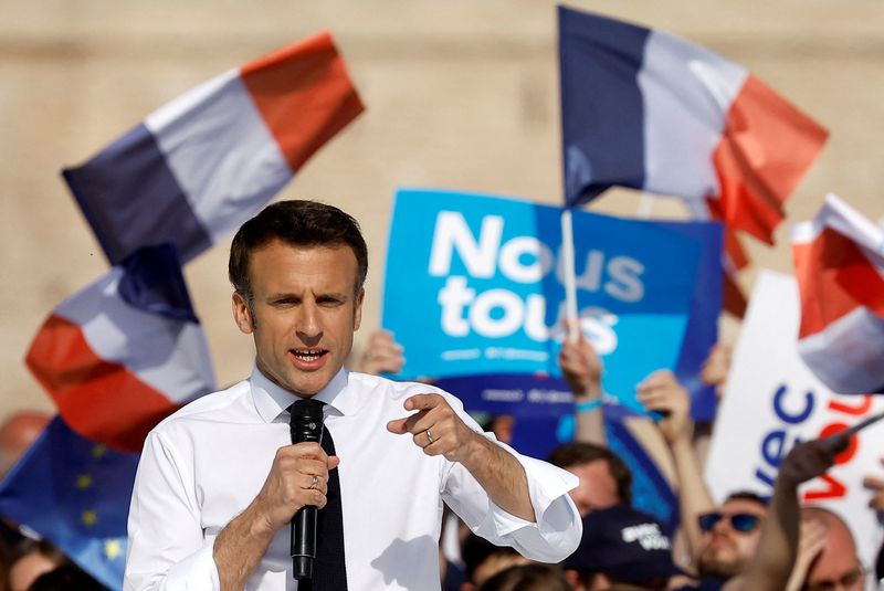 &copy; Reuters. 　４月１６日、フランスのマクロン大統領（写真）は、大統領選決選投票を２４日に控え南部マルセイユで選挙集会を開き、エネルギー源としての石油・ガス、石炭の使用を停止する最初の