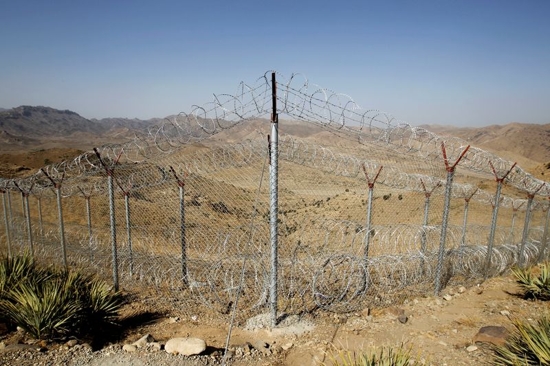 &copy; Reuters. منظر عام للسياج الحدودي خارج بؤرة كيتون الاستيطانية على الحدود مع أفغانستان في باكستان في صورة من أرشيف رويترز.