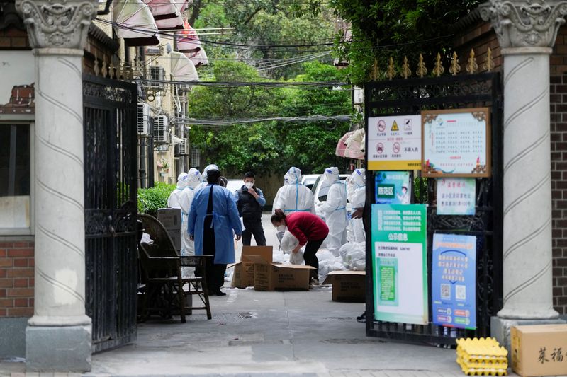 &copy; Reuters. Shanghaï s'est donné jusqu'à mercredi au plus tard pour interrompre la propagation de l'épidémie de coronavirus à l'extérieur des zones en quarantaine, ont dit deux sources proches du dossier, laissant augurer pour la ville chinoise, confrontée à