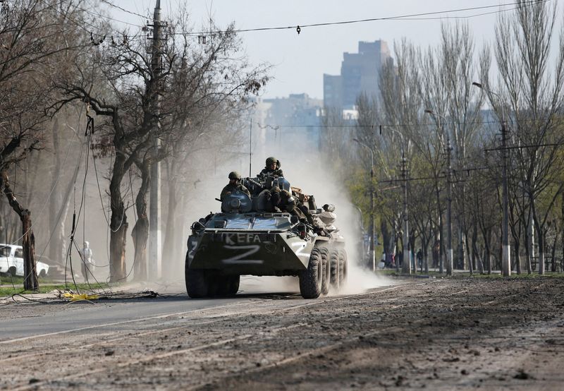 &copy; Reuters. La Russie a lancé dimanche un ultimatum aux derniers combattants ukrainiens retranchés dans les décombres du port de Marioupol pour qu'ils déposent les armes, assurant avoir le quasi-contrôle des lieux, ce qui constituerait sa plus grosse prise de gu