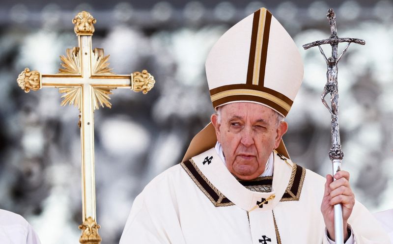 &copy; Reuters. Le Pape François a condamné la cruauté dans le guerre en Ukraine samedi lors de la veillée pascale, à laquelle il a participé mais qu'il n'a pas présidée, probablement en raison d'une douleur à la jambe qui l'a contraint à réduire ses activité