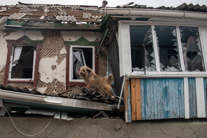 &copy; Reuters. Une maison endommagée par une frappe militaire à Kukhari,  dans la région de Kyiv. Les forces russes ont frappé samedi la capitale Kyiv ainsi que  d'autres grandes villes d'Ukraine, mettant à exécution leur menace de lancer d'autres attaques contre 