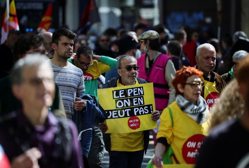&copy; Reuters. Une affiche indique "Le Pen, on n'en veut pas", lors d'une manifestation contre l'extrême droite à Paris. Des manifestations ont eu lieu samedi dans toute la France, les opposants à la candidate d'extrême droite Marine Le Pen cherchant à former un fr