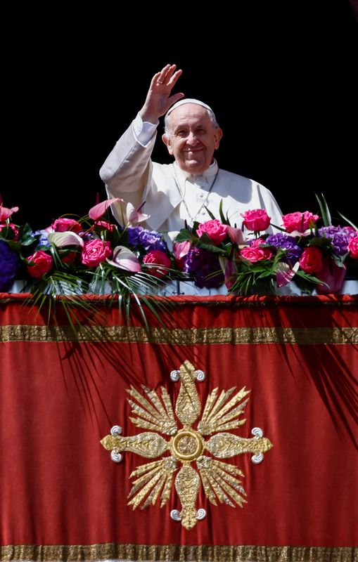 &copy; Reuters. البابا فرنسيس يلوح من الشرفة خلال خطابه "للمدينة وللعالم" في ساحة القديس بطرس يوم الأحد. تصوير: يارا ناردي - رويترز.