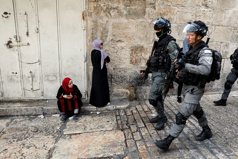 © Reuters. Israeli security personnel patrol an alley in Jerusalem's Old City April 17, 2022. REUTERS/Ammar Awad