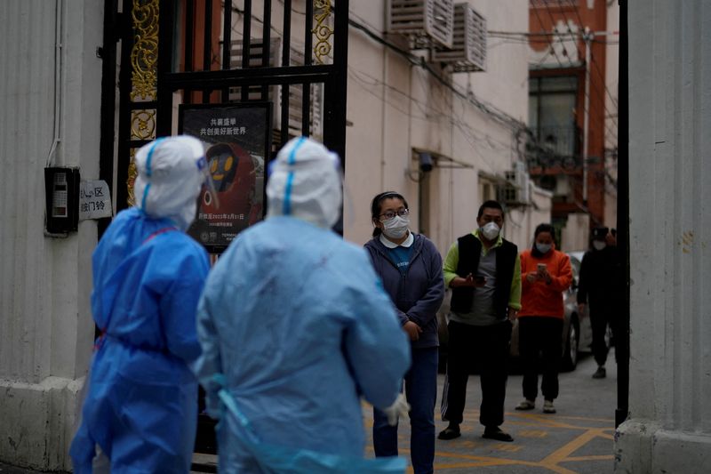 &copy; Reuters. Imagen de archivo de residentes haciendo fila para pruebas de ácido nucleico durante un confinamiento, en medio de la pandemia de COVID-19, en Shanghái, China. 16 de abril, 2022. REUTERS/Aly Song/Archivo