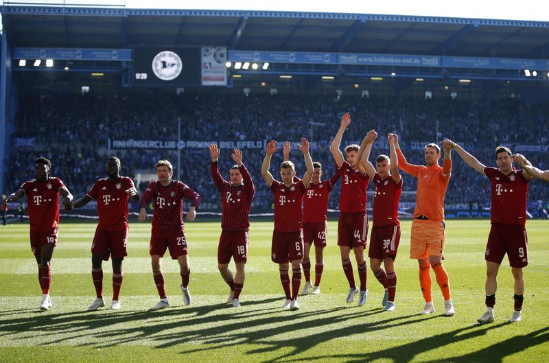 © Reuters. لاعبو بايرن ميونيخ يحتفلون عقب الفوز على أرمينيا بيليفيلد بدوري الدرجة الأولى الألماني لكرة القدم في بيليفيلد يوم الأحد.تصوير:رويترز.