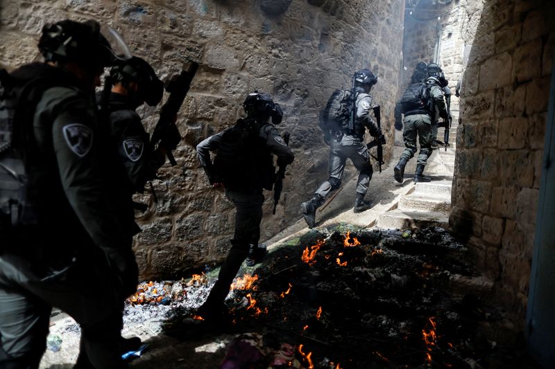 © Reuters. دورية لقوة شرطة الحدود الإسرائيلية في أحد أزقة البلدة القديمة في القدس يوم 17 من أبريل نيسان 2022. تصوير: عمار عوض - رويترز
