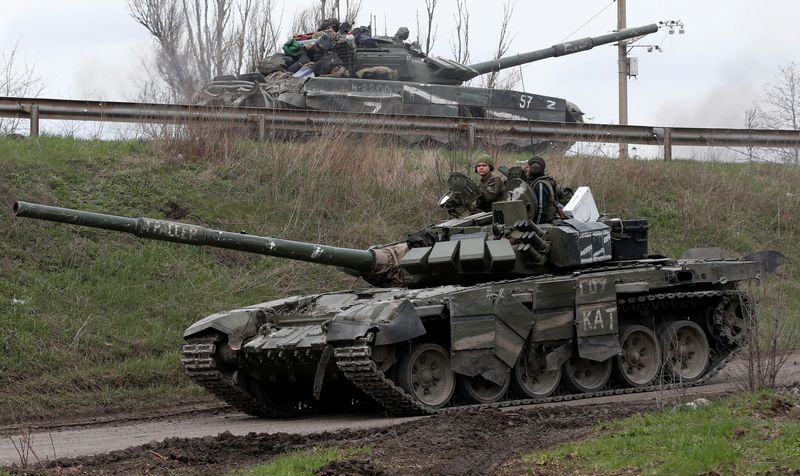 © Reuters. Tanks of pro-Russian troops drive along a road during Ukraine-Russia conflict near the southern port city of Mariupol, Ukraine April 17, 2022. REUTERS/Alexander Ermochenko