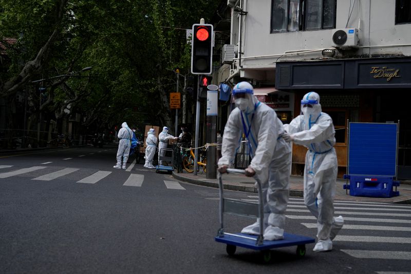 &copy; Reuters. Workers in protective suits work at a residential area under lockdown amid the coronavirus disease (COVID-19) pandemic, in Shanghai, China April 17, 2022. REUTERS/Aly Song