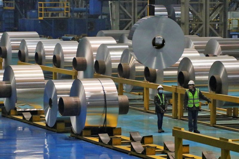 &copy; Reuters. 　４月１８日、中国国家統計局が発表した３月のアルミニウム生産は前年同月比１．８％増加し、昨年５月以降で最高となった。写真はアルミニウムの生産ライン。２０１９年１１月山東省