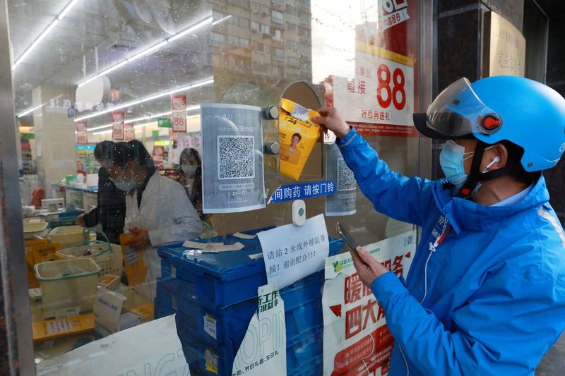 &copy; Reuters. Un repartidor recoge un pedido de una farmacia en Shanghái