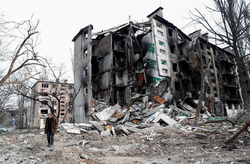 &copy; Reuters. FOTO DE ARCHIVO. Un hombre camina cerca de un edificio residencial destruido durante el conflicto entre Ucrania y Rusia en la ciudad portuaria del sur de Mariúpol, Ucrania. 17 de abril de 2022. REUTERS/Alexander Ermochenko