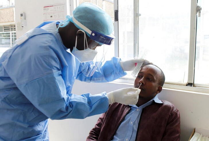 &copy; Reuters. FOTO DE ARCHIVO: Un trabajador sanitario toma una muestra de un paciente para someterlo a una prueba de COVID-19 en una clínima de Nairobi, Kenya, el 19 de enero de 2022. REUTERS/Monicah Mwangi