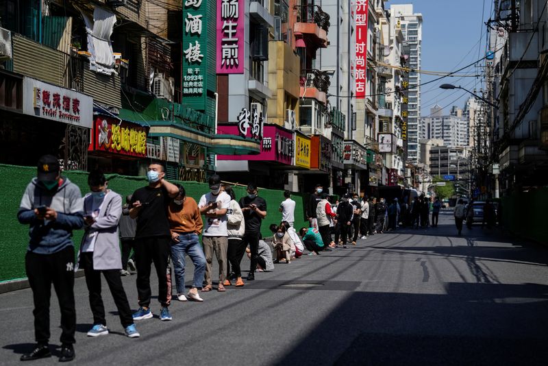&copy; Reuters. Una fila de personas a la espera para someterse a un test de COVID-19 en Shanghái, China, el 17 de abril de 2022. REUTERS/Aly Song