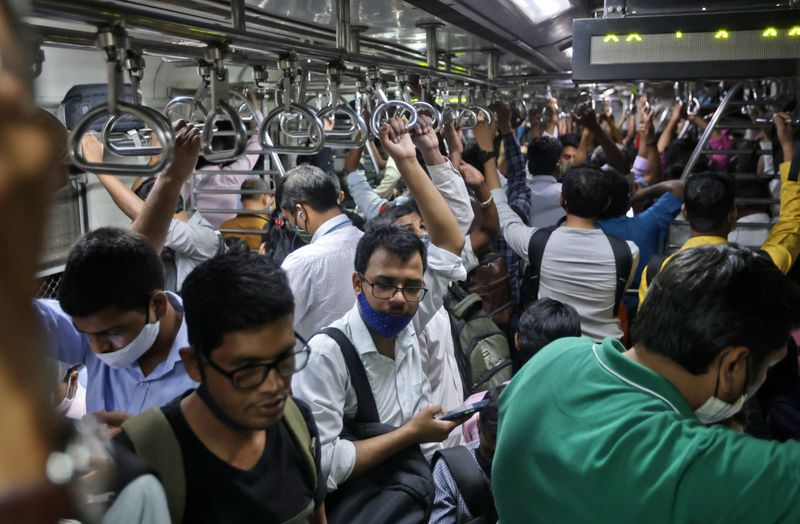 &copy; Reuters. 　４月１８日、インド政府が発表した新型コロナウイルスの新規感染者は前日の２倍近くに増加し、１カ月ぶりに２０００人を超えた。写真は２月、ムンバイを走る電車内で撮影（２０２２