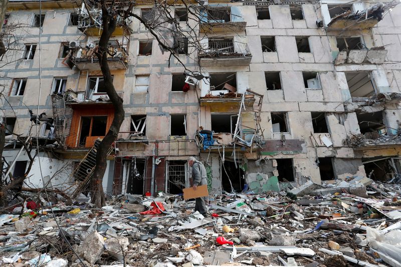 © Reuters. منظر عام لمبنى سكني لحق به ضرر جراء القصف الروسي الأوكراني في مدينة ماريوبول يوم 17 أبريل نيسان 2022. تصوير: ألكسندر إرموشينكو - رويترز.