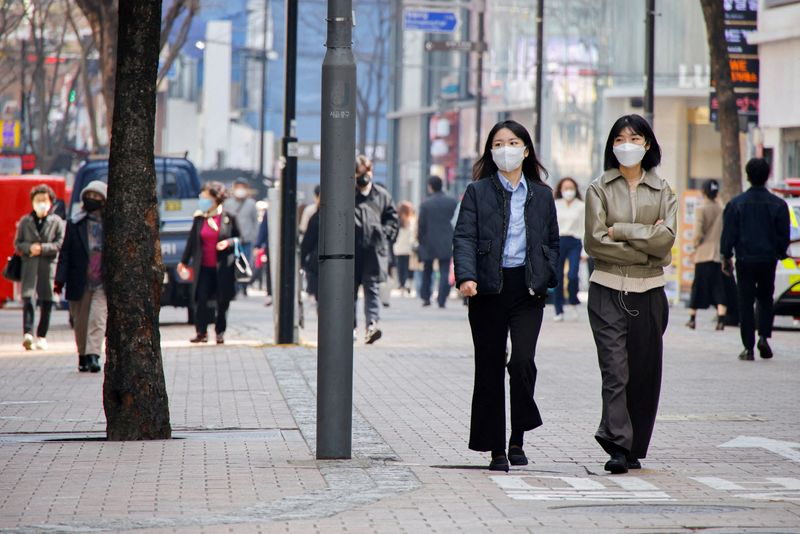 &copy; Reuters.     韓国政府は１８日、新型コロナウイルス感染予防対策をほぼ全て解除した。資料写真、３月、ソウル市内（２０２２年　ロイター／Heo Ran）
