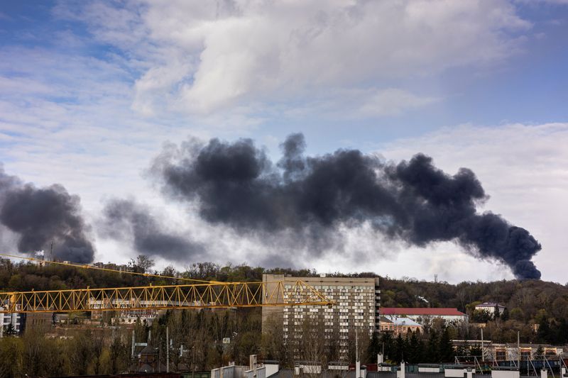 © Reuters. 　４月１８日、ロシアのウクライナ侵攻が続く中、ウクライナ西部リビウと南部ドニプロペトロフスクの当局は複数の爆発があったことを明らかにした。写真はリビウで、ミサイル攻撃を受け立ち上る煙（２０２２年　ロイター/Vladyslav Model）