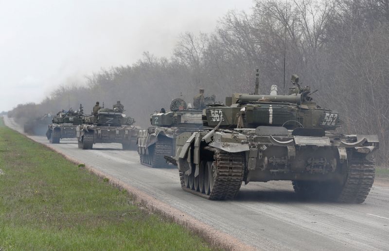 &copy; Reuters. Tanques de las tropas prorrusas circulan por una carretera durante el conflicto entre Ucrania y Rusia cerca de la ciudad portuaria del sur de Mariúpol, Ucrania 17 de abril de 2022. REUTERS/Alexander Ermochenko