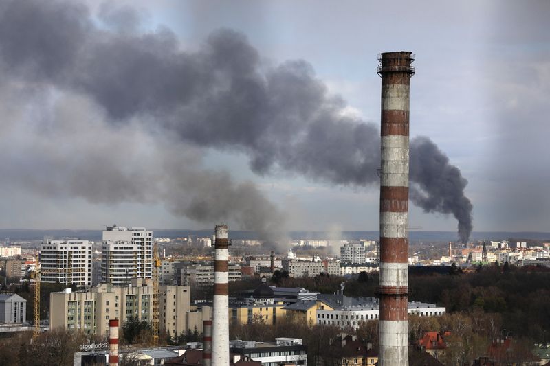 © Reuters. Smoke rises after military strikes, as Russia's attack on Ukraine continues, in Lviv, Ukraine April 18, 2022. REUTERS/Roman Baluk