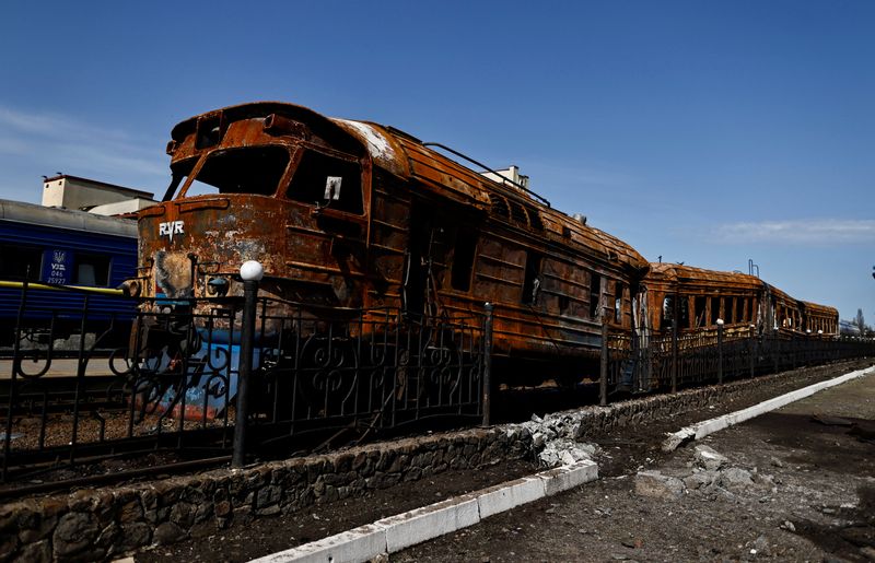 &copy; Reuters. Un tren destruido, que según los residentes fue destruido por el bombardeo en la estación de tren, en medio de la invasión de Rusia de Ucrania, en Trostianets, región de Sumy, Ucrania 15 de abril 2022. REUTERS/Zohra Bensemra