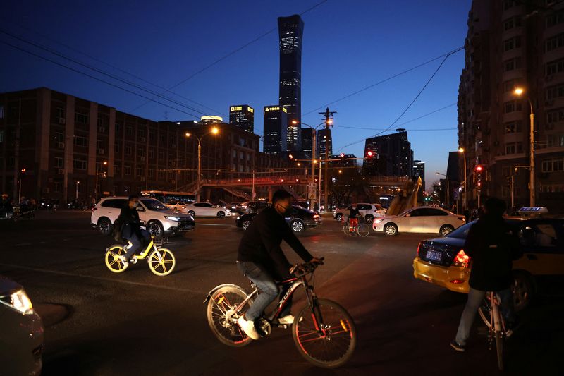 &copy; Reuters. Pessoas andam de bicicleta em rua de Pequim
15/04/2022. REUTERS/Tingshu Wang